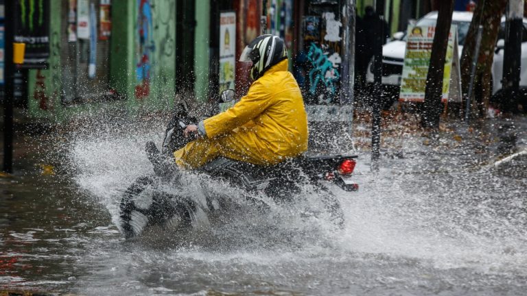 Llueve este fin de semana en Santiago: Anuncian la llegada de un tercer sistema frontal