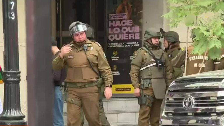 Sujeto se habría parapetado en preuniversitario en Barrio Brasil: Carabineros lo detuvo