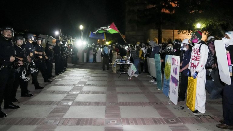 Desalojo de toma propalestina en Universidad de California terminó con decenas de detenidos