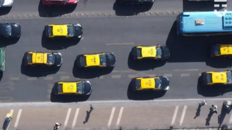 Estafan y amenazan a los pasajeros: Así opera la mafia de taxistas en Estación Central