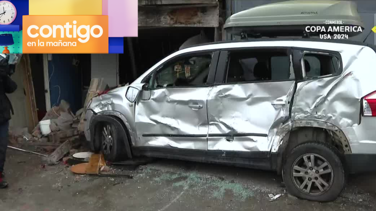 Automóvil impactó y arrasó con casa tras choque múltiple en La Pintana