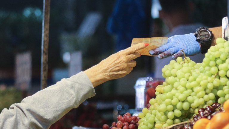 IPC registra alza en abril y llega al 4%: Bencina y pan fueron de los productos que más subieron su valor