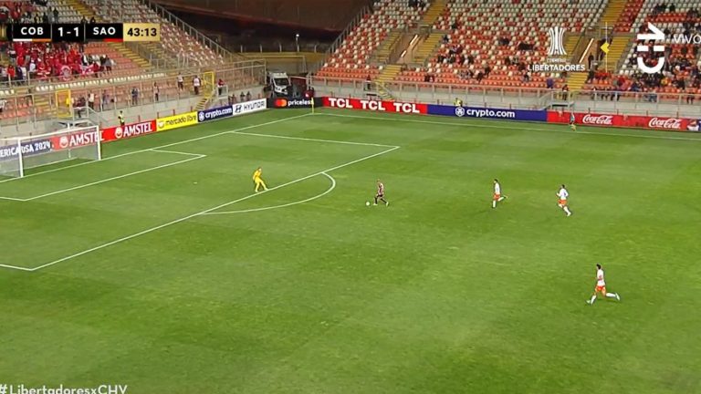 Quiso cancherear: El increíble mano a mano que Luciano desperdició para Sao Paulo ante Cobresal