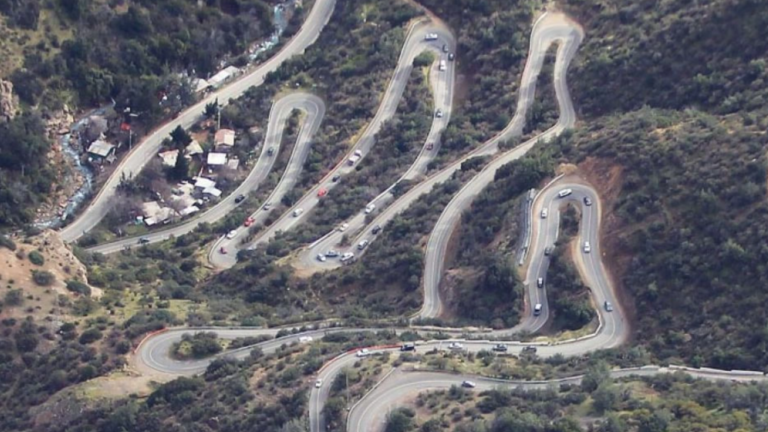 Mujer murió tras desbarrancar el auto en el que viajaba con su familia camino a Farellones