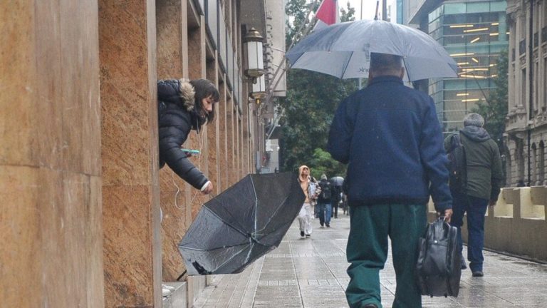 Vuelve la lluvia a Santiago: Revisa qué día de esta semana caerán precipitaciones en la RM