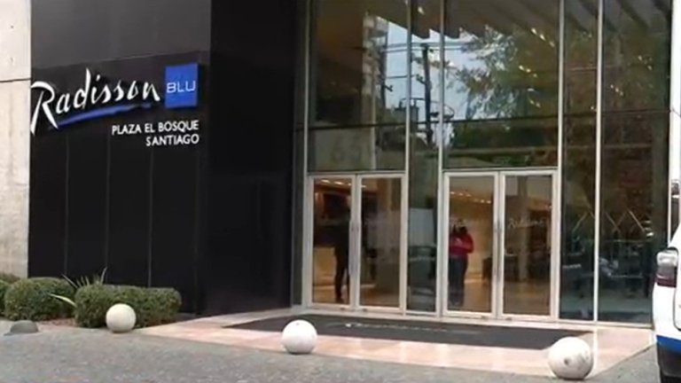 Mujer murió tras caída de ascensor en hotel de Las Condes: Víctima sería una trabajadora