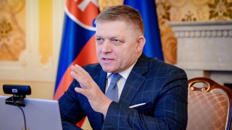 Primer ministro de Eslovaquia resultó herido de gravedad tras tiroteo: “Su vida está en peligro”