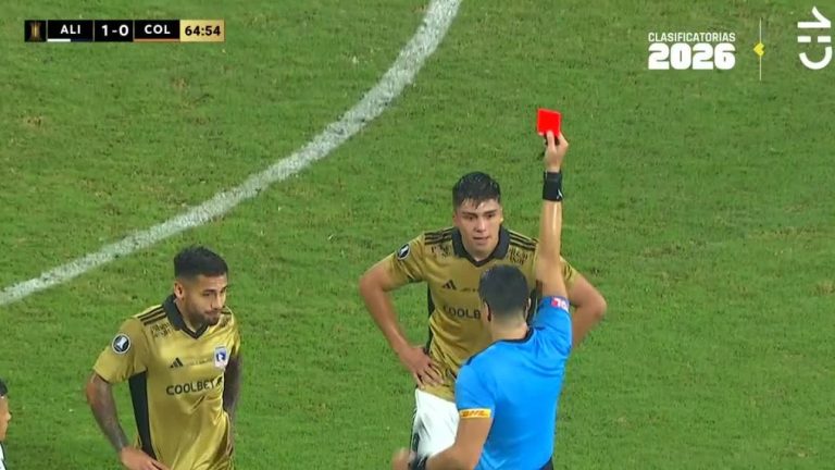 ¡Roja directa! Damián Pizarro dejó a Colo Colo con uno menos tras riesgosa acción