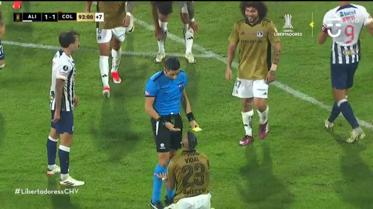 ¡Colo Colo con 9! Arturo Vidal fue expulsado por una mano en área rival