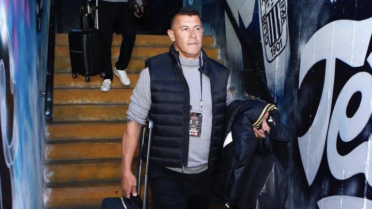 Jorge Almirón agotó la paciencia de hinchas de Colo Colo tras sufrido empate: “No dio la talla”