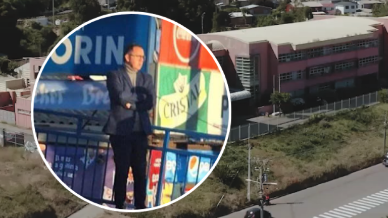 “Era cosa de creer”: La sensible historia detrás del director que espera a sus alumnos en paradero