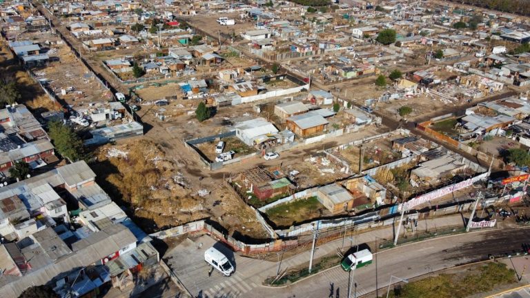 Extenso operativo de desalojo dejó cuatro detenidos en toma “17 de mayo” en Cerro Navia