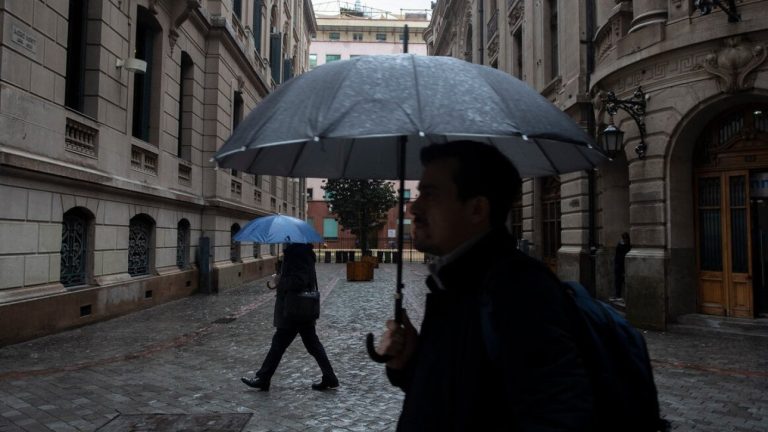 Advierten 5 días de lluvias en Santiago: Precipitaciones se extenderían en la Región Metropolitana