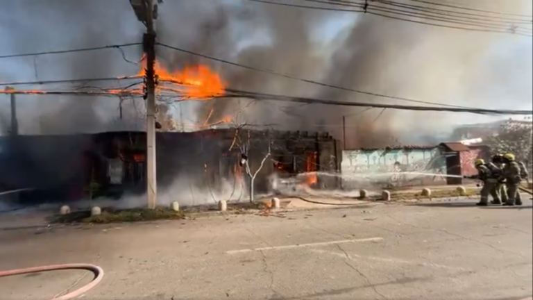 Fuerte incendio afecta a cuatro casas en Estación Central: Familias fueron evacuadas
