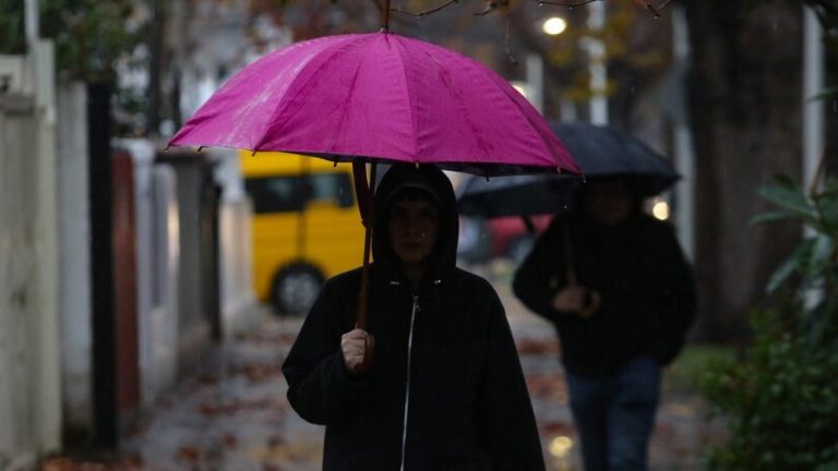 Emiten alerta preventiva en 13 comunas por intenso sistema frontal: ¿Cuánta lluvia caerá?