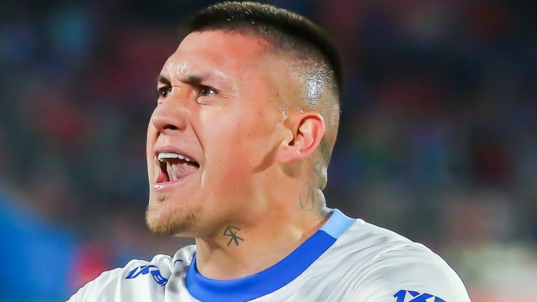 Gestos de Nicolás Castillo contra hinchas de la U obligaron a la UC a ofrecer disculpas