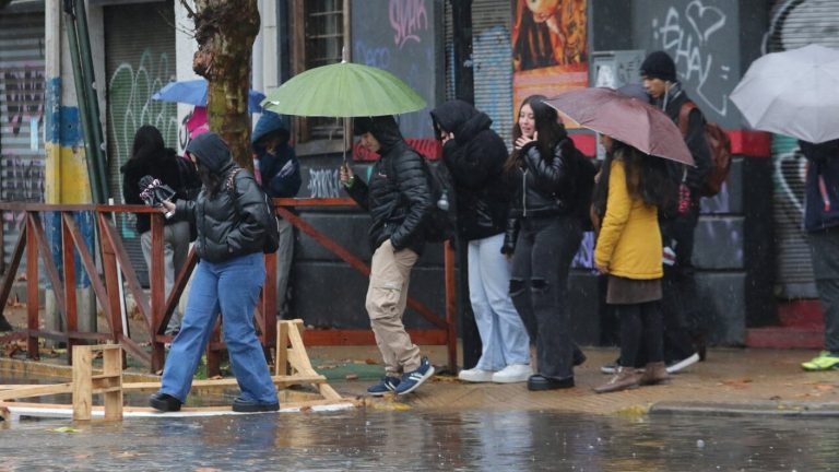 Lluvia en Santiago: Revisa acá cuánta agua podría caer por doble sistema frontal