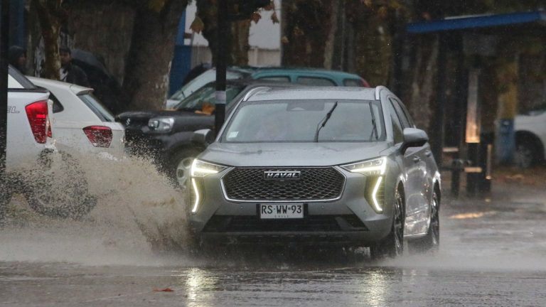 Esta es la MULTA para conductores que MOJEN a peatones en días de lluvia