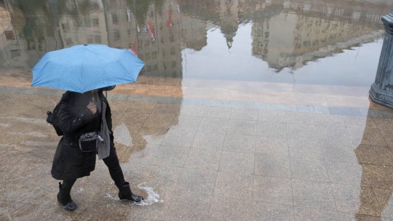 Vuelve la lluvia a Santiago: ¿Cuánta agua caerá y en qué horario precipitará con más intensidad?
