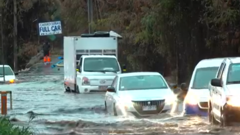 Captan en vivo a autos atrapados por lluvia en Camino Lonquén: Uno quedó flotando