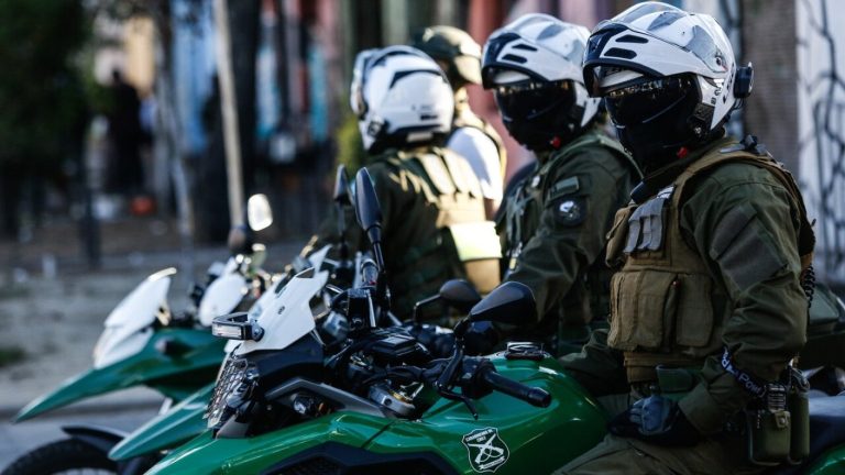 12 carabineros detenidos por cohecho y otros delitos en RM: Serán dados de baja