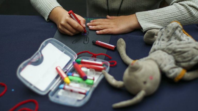 Mujer es detenida tras hallarse droga en pertenencias de su hija de tres años