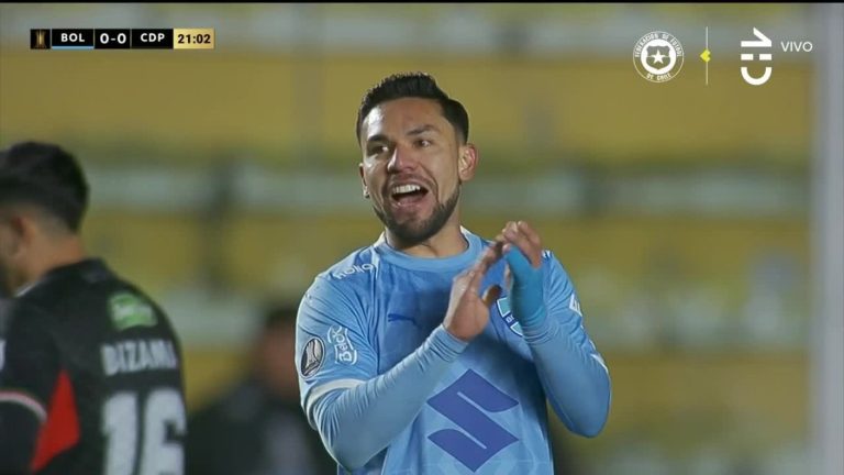 ¡Tiro con peligro! El travesaño salvó a Palestino tras potente llegada de Bolívar