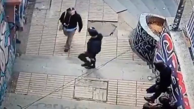 Cinco contra uno: Viralizan impactante asalto en escalera de Valparaíso