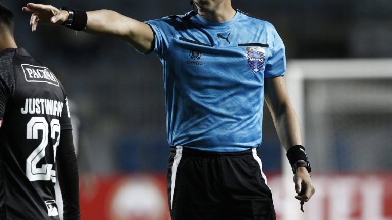 Árbitros bolivianos se van en picada tras contratación de jueces chilenos: No descartan un paro