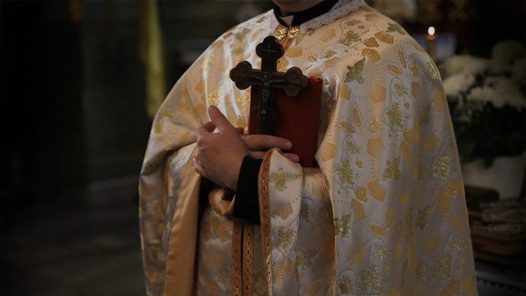 Sacerdote de Concepción fue expulsado por cometer abuso sexual durante rituales de exorcismo