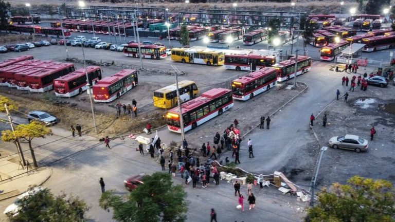 Protesta de pobladores bloqueó salida de terminal de buses RED en Puente Alto