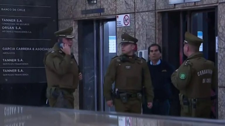 Millonario robo afectó a oficina ubicada en pleno centro de Santiago: Ladrones huyeron en ascensor