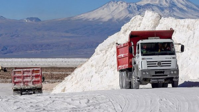 Codelco y SQM confirman acuerdo para explotar litio hasta el 2060 en Salar de Atacama