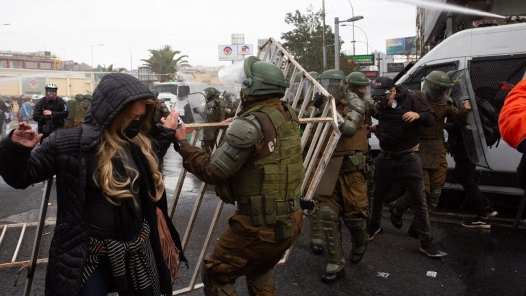 Encapuchados protagonizan incidentes en marcha por Día del Trabajador: Metro opera de forma parcial