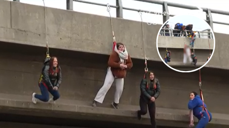 Mujeres se colgaron de puente en Peñalolén por solución habitacional: Una manifestante se desmayó