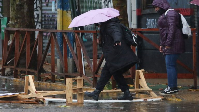 Sistema frontal: Lluvias llegarían a Santiago desde este lunes