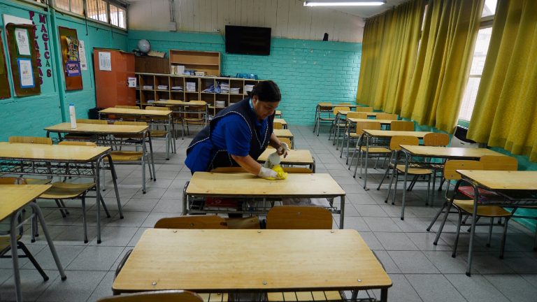 Anuncian suspensión de clases en varias comunas de la Región Metropolitana