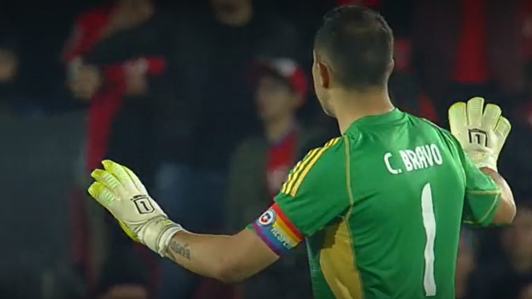 El público comenzó a cantar e insultar a los paraguayos y Claudio Bravo pidió calma