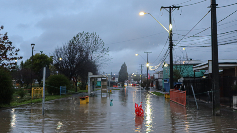 Prestaba ayuda a vecinos por sistema frontal: Confirman muerte de persona en incendio en Coronel