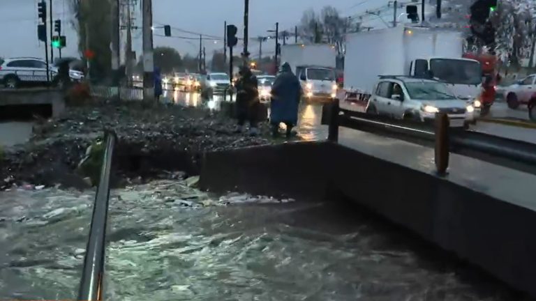 Peligro en sector de Maipú por inminente colapso del Canal Santa Marta