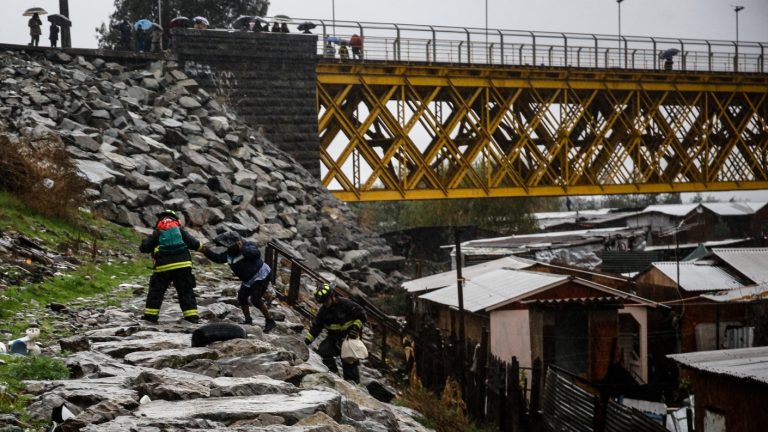 Talagante: Familias se niegan a evacuar campamento pese a riesgo de desborde de río Mapocho