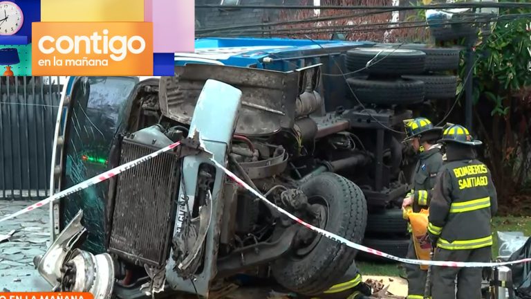 Volcamiento de camión de basura dejó dos heridos de gravedad en Las Condes: Arrasó con dos autos