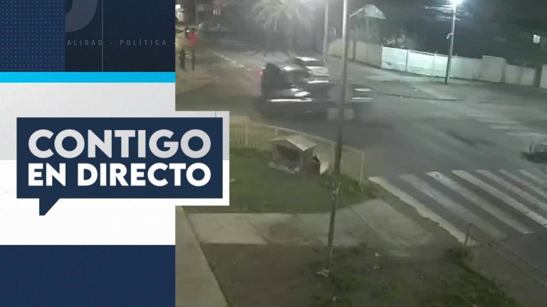 Delincuentes que huían de Carabineros se saltaron un disco pare y chocaron 3 autos