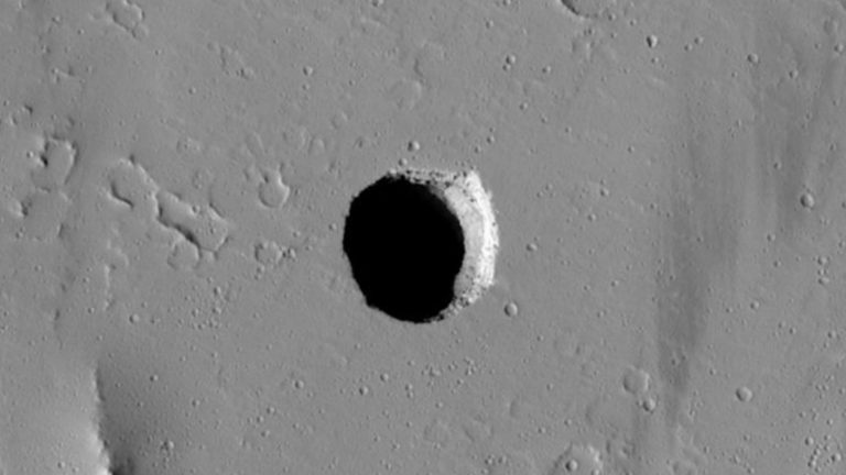 La misteriosa fosa en Marte que siembra curiosidad (y esperanza) en la ciencia