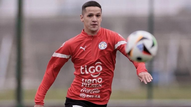 De vendedor ambulante a figura: La historia de Alex Arce, el goleador paraguayo que enfrentará a La Roja