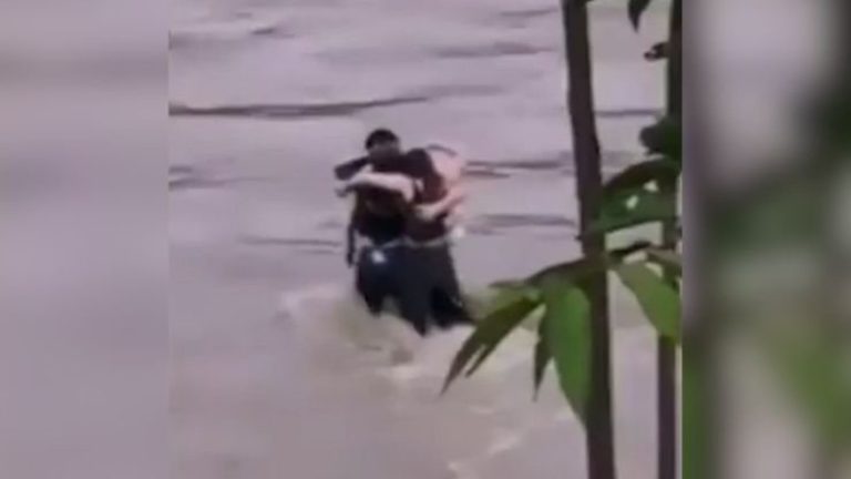Captan dramático último abrazo de amigos antes de ser arrastrados por río en Italia