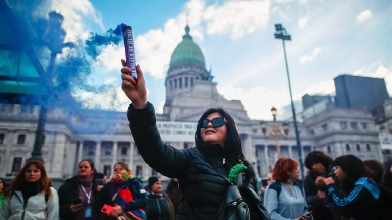 Gobierno de Milei eliminó área de protección contra la violencia de género en Argentina