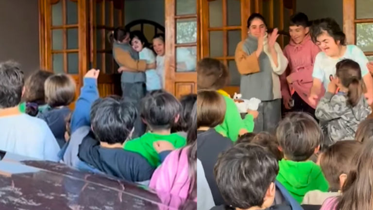 ¡Le cantó todo el curso! Niña de 5° básico faltó por resfrío y sus compañeros fueron hasta su casa