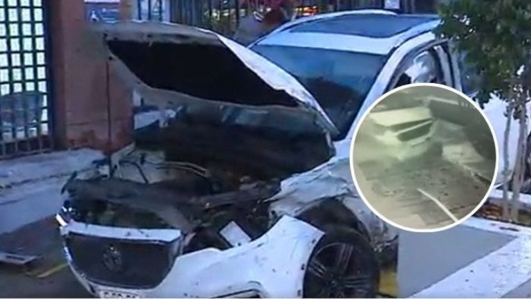 Auto con encargo por robo quedó incrustado en jardín de edificio: Iba contra el tránsito