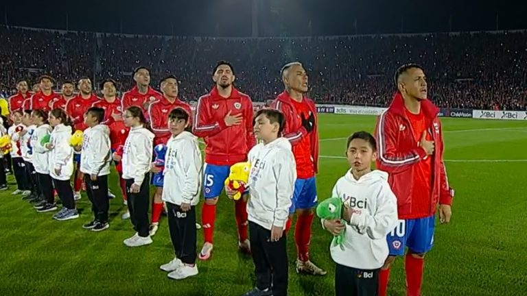 Lo cantó todo el Nacional: Así fue el estremecedor himno de Chile en su esperado regreso a Ñuñoa